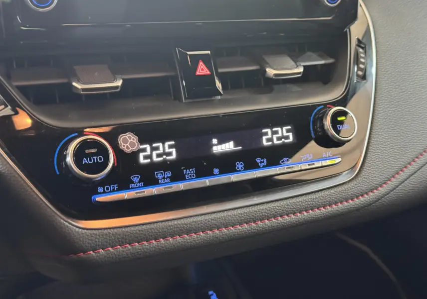 Détail du tableau de bord de la Toyota Corolla Hybride 122h Collection 2021 montrant la climatisation digitale à 22,5°C