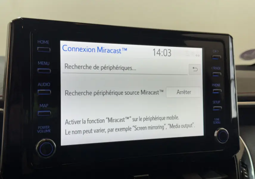 Écran tactile central affichant la connexion Miracast dans l’habitacle d’une Toyota Corolla Hybride gris clair.