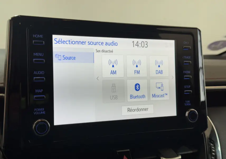 Écran tactile central de la Toyota Corolla Hybride 122h Collection 2021 affichant les options audio Bluetooth et USB.