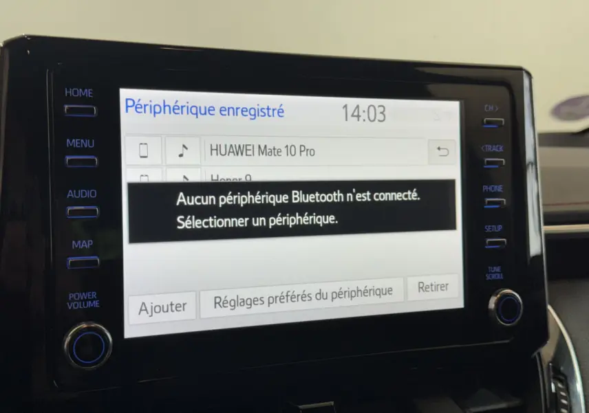 Écran tactile multimédia de la Toyota Corolla Hybride 122h Collection affichant la connexion Bluetooth, vue intérieure.