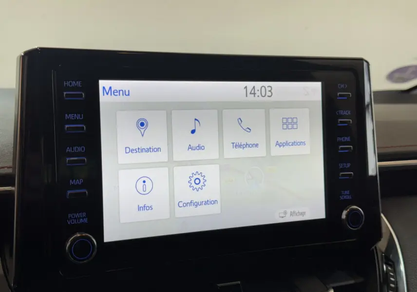 Écran tactile central de la Toyota Corolla Hybride 122h Collection 2021 affichant le menu principal intérieur