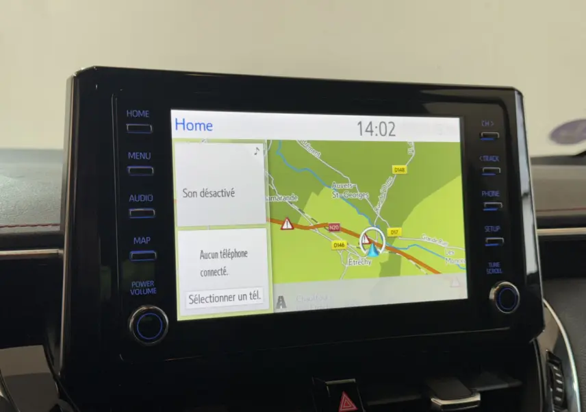 Écran tactile 8 pouces du système de navigation de la Toyota Corolla Hybride 122h Collection, tableau de bord noir.
