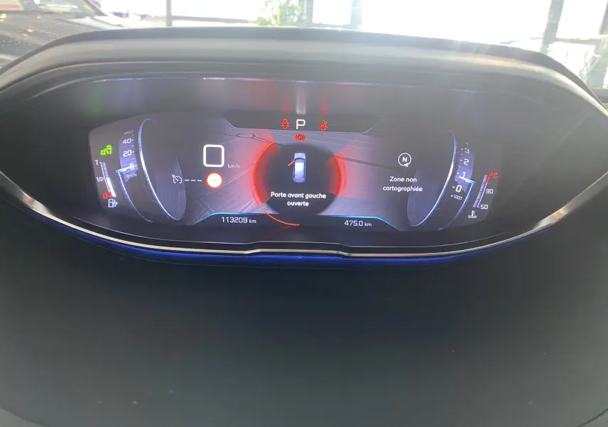Tableau de bord numérique du Peugeot 5008 blanc, affichant porte avant gauche ouverte et compteur à 113209 km.