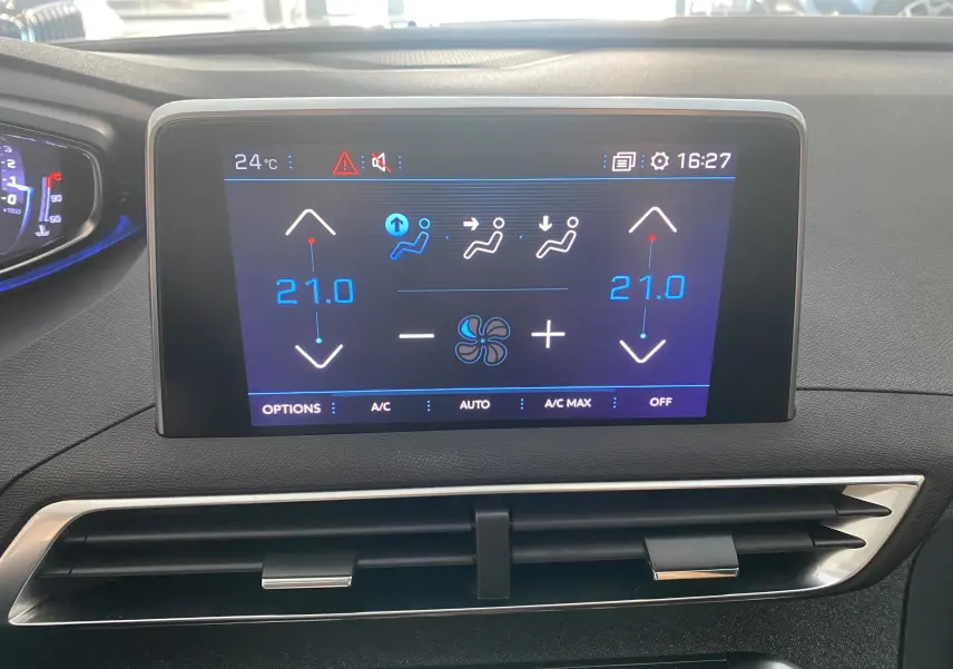 Écran tactile central affichant la climatisation à 21°C dans l'habitacle d'une Peugeot 5008 blanc Blanquise.