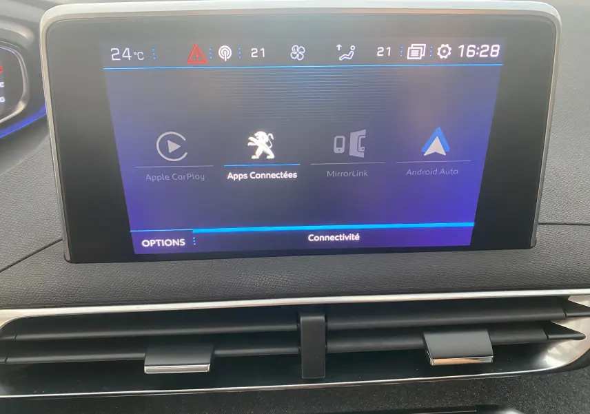 Écran central tactile du tableau de bord du Peugeot 5008 blanc, affichant les options de connectivité Apple CarPlay et Android Auto.