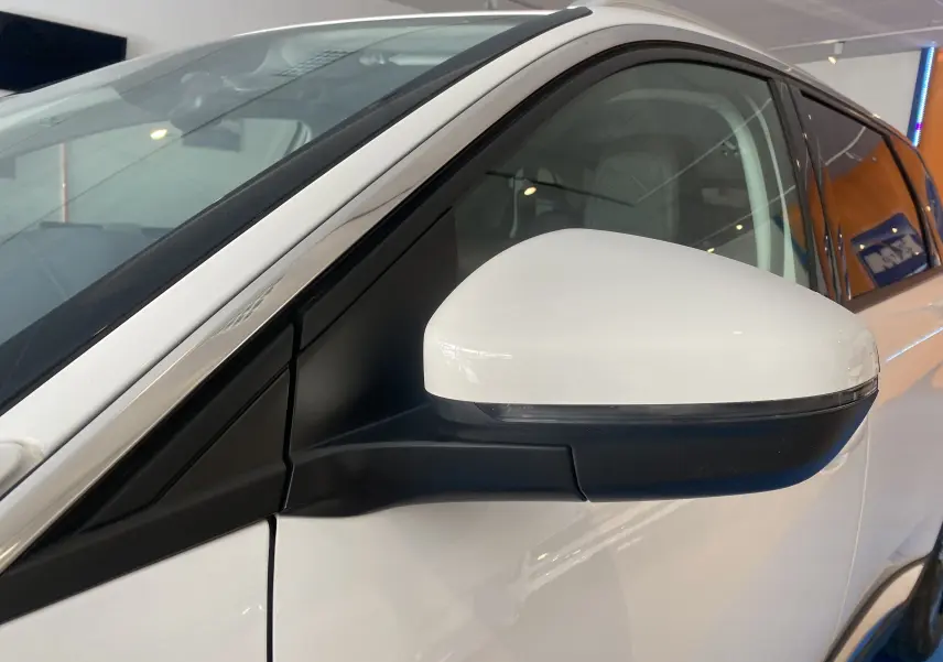Gros plan sur le rétroviseur côté gauche blanc du Peugeot 5008 blanc Blanquise, vue latérale avant.