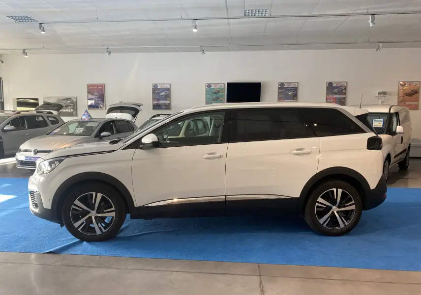Peugeot 5008 blanc blanquise vu de profil côté gauche, avec attelage de remorque neuf en concession.