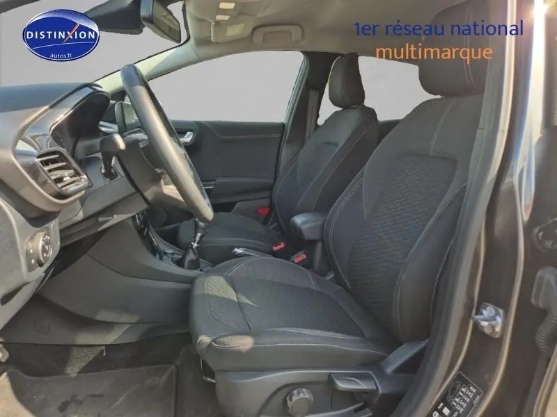 Intérieur avant du Ford Puma 2022 gris Fashion, sièges sport noirs et volant multifonction visible côté conducteur.