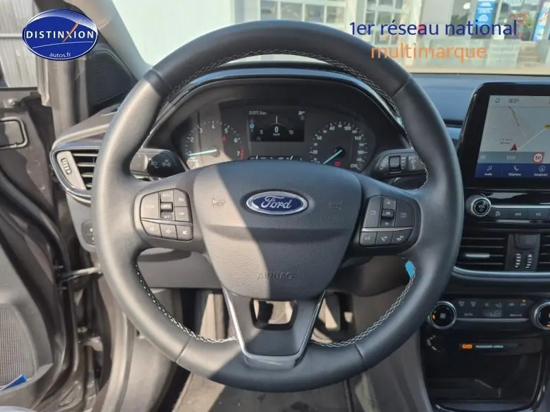 Vue centrée sur le volant multifonction noir du Ford Puma 2022 avec tableau de bord et écran tactile visibles