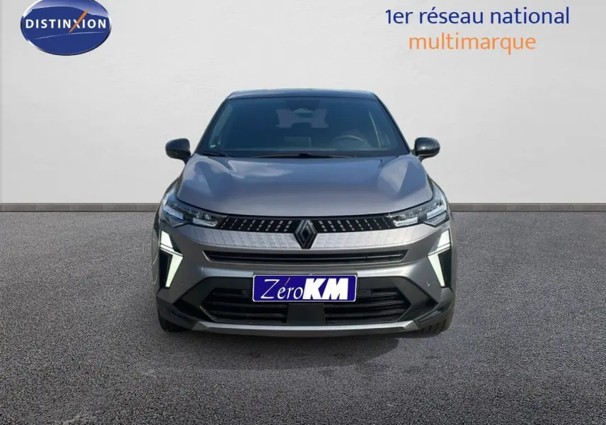 Vue frontale d'un Renault Captur E-Tech hybride gris Cassiopée avec toit noir et feux LED allumés.