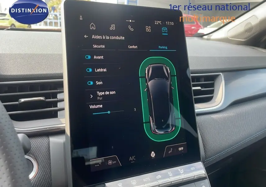 Écran tactile central du Renault Captur E-Tech hybride 2025 montrant les aides à la conduite dans l'habitacle.