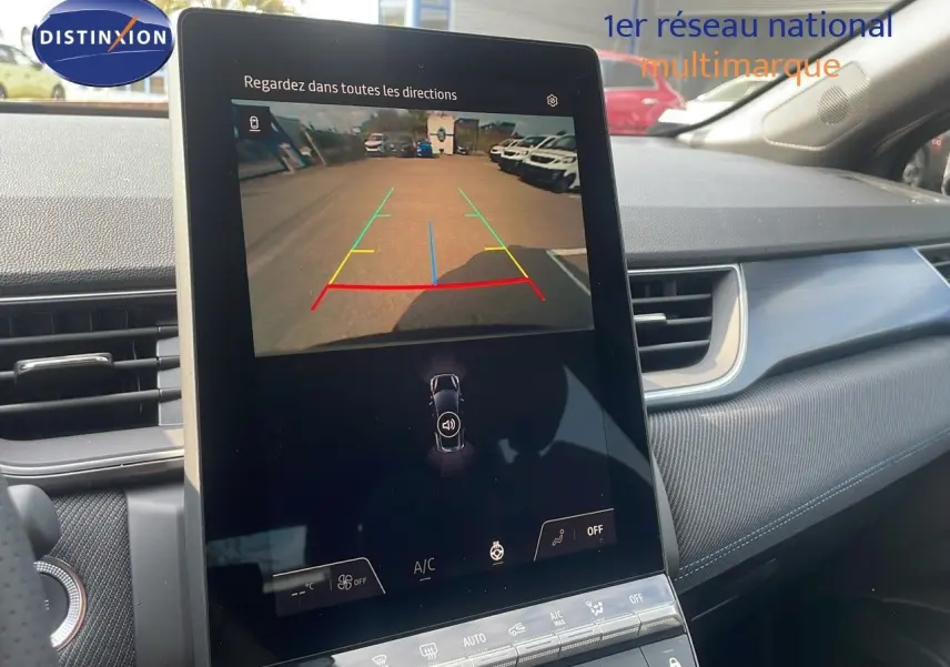 Écran central affichant la caméra de recul dans un Renault Captur gris cassiopée métal avec toit noir, intérieur moderne.