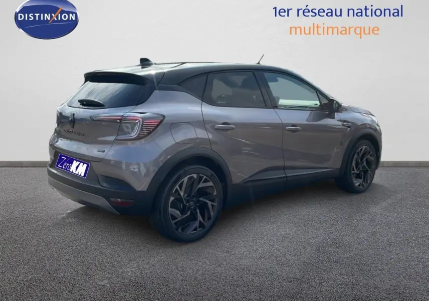 Renault Captur E-Tech hybride gris cassiopée toit noir vu de 3/4 arrière côté droit avec jantes noires.