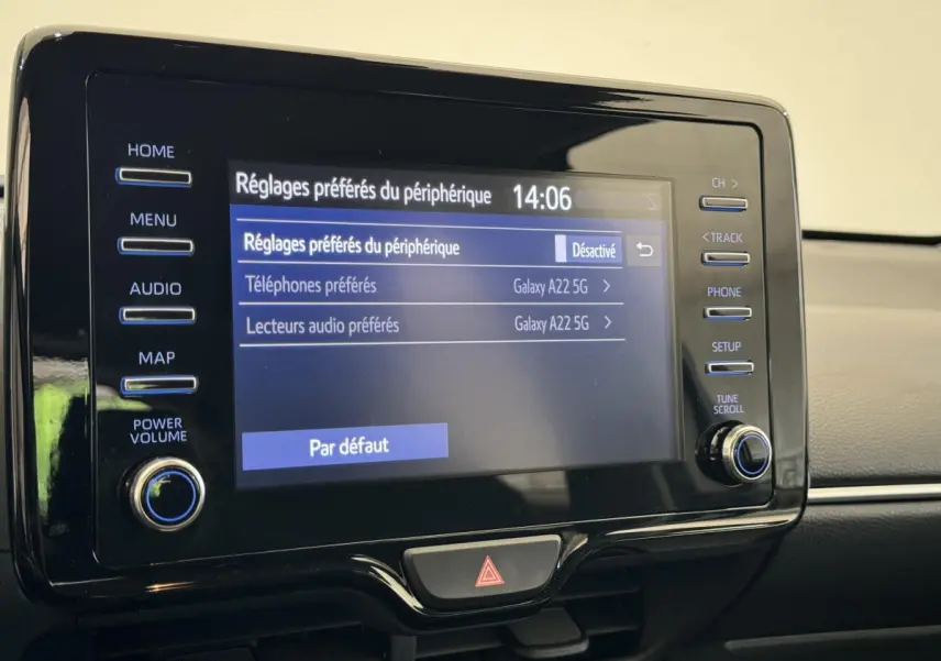 Écran tactile central affichant les réglages Bluetooth dans l'habitacle noir d'une Toyota Yaris hybride blanche de 2022.