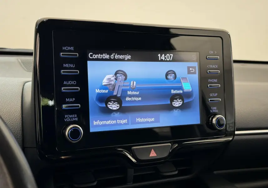 Écran tactile central affichant le contrôle d'énergie hybride dans l'habitacle d'une Toyota Yaris blanche 2022.