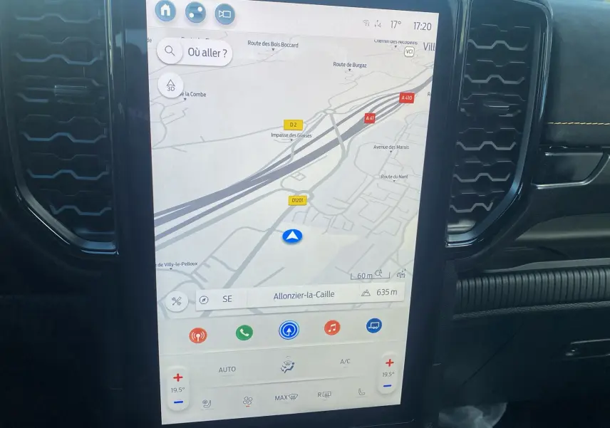 Écran tactile central du Ford Ranger 2025 affichant la navigation GPS avec commandes climatisation et multimédia.