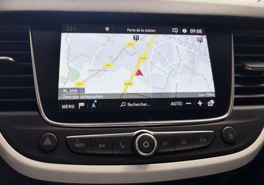Écran tactile central de navigation de l’Opel Crossland blanc, vue rapprochée du tableau de bord intérieur.