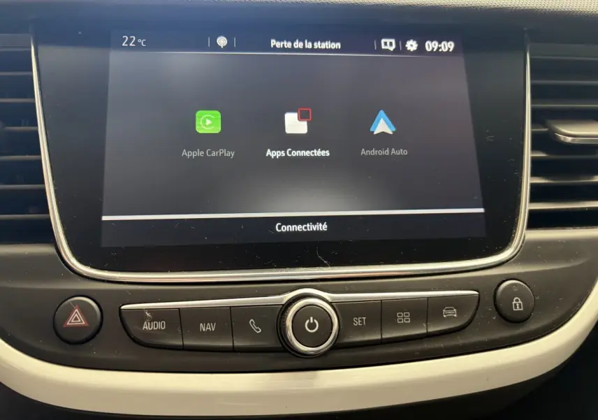 Écran tactile central de l’Opel Crossland 2021 affichant Apple CarPlay et Android Auto, vue intérieure frontale.