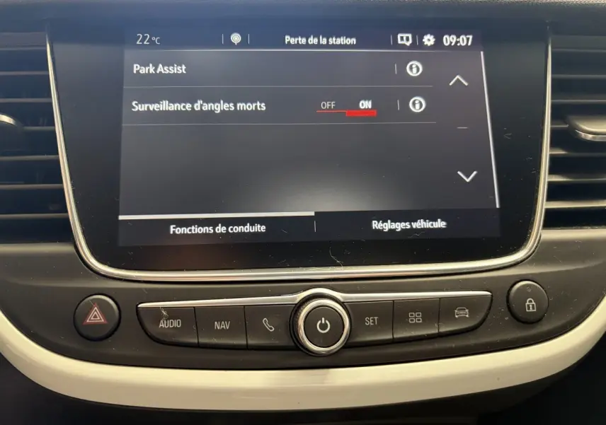 Écran tactile central de l’Opel Crossland blanc 2021 montrant l’activation de la surveillance d’angles morts.