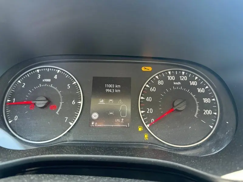 Vue rapprochée du tableau de bord de la Dacia Sandero 2025 montrant les compteurs et l'écran multifonction.
