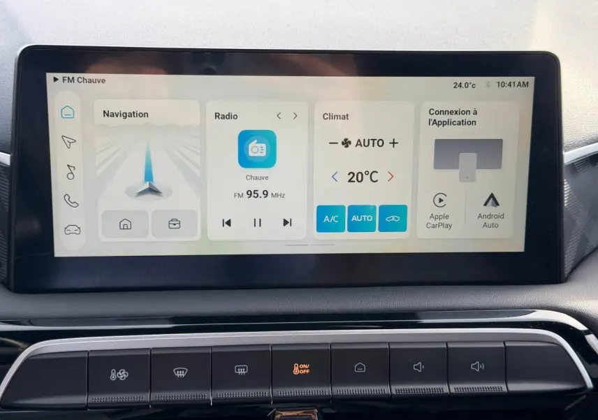 Écran tactile central affichant navigation, radio et climatisation dans l’habitacle du MG3 Como Blue 2025.