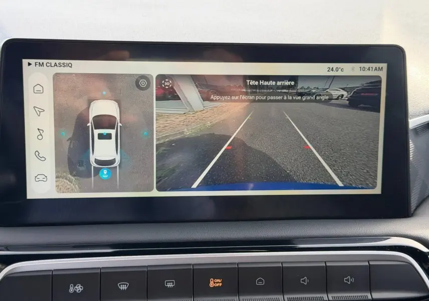Écran tactile intérieur montrant la caméra de recul et la vue 360° du MG3 1.5 Hybrid+ 195ch Luxury Como Blue.