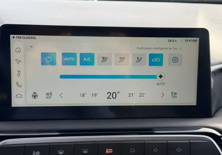Écran tactile central affichant la climatisation automatique à 20°C dans l’habitacle du MG3 Como Blue.
