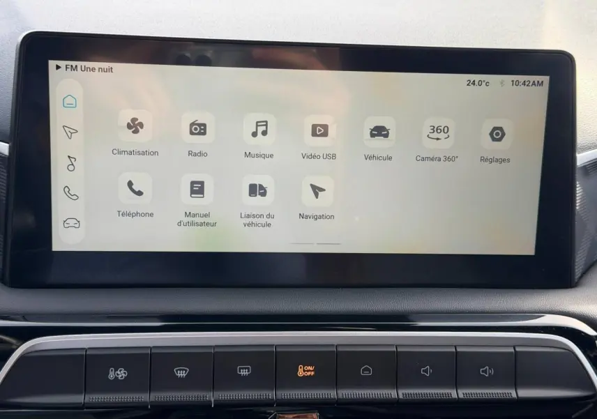 Écran tactile central du MG3 1.5 Hybrid+ 195ch Luxury 2025 affichant les menus multimédia et véhicule.