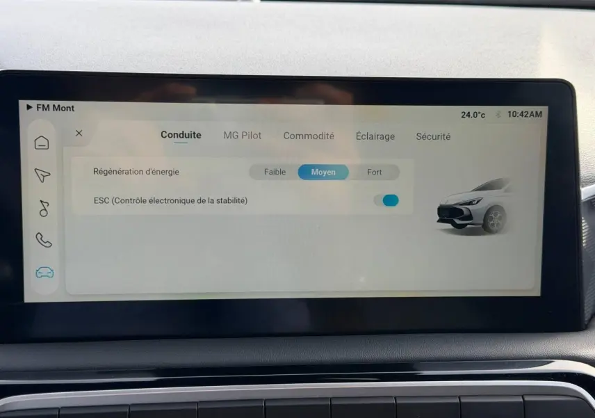 Écran tactile intérieur du MG3 1.5 Hybrid+ 195ch Luxury montrant les réglages de conduite.