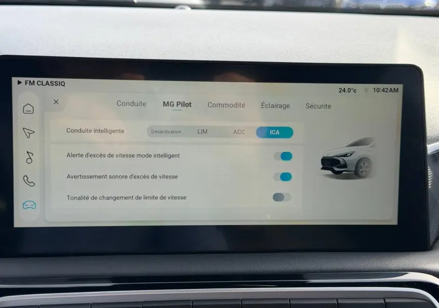 Écran tactile central du MG3 1.5 Hybrid+ Luxury affichant les options d’aide à la conduite, vue intérieure frontale.