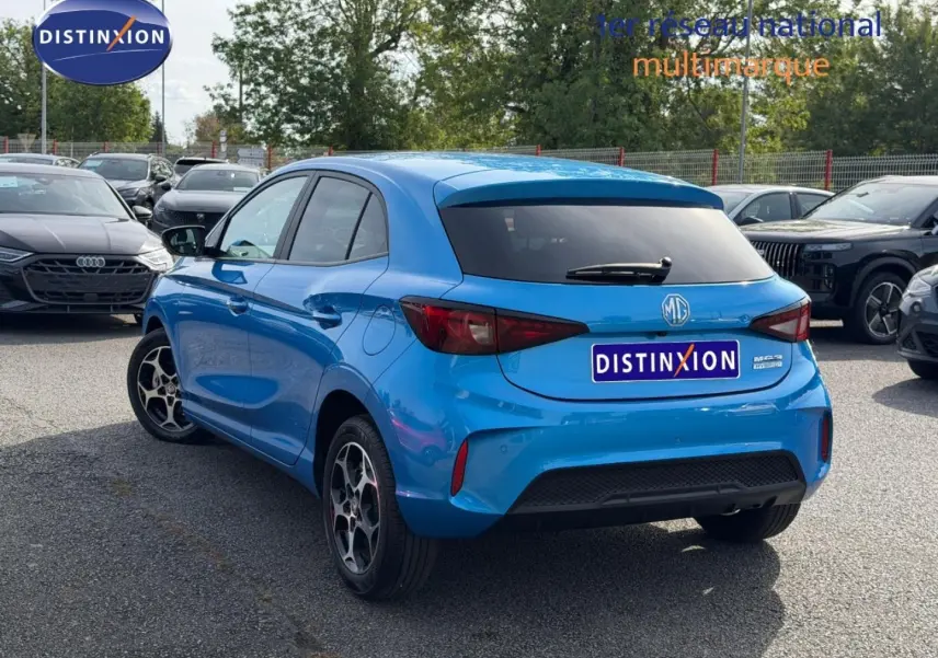 Vue 3/4 arrière droite de la MG3 1.5 Hybrid+ Luxury 2025 en Como Blue métallisé avec vitres arrière surteintées.