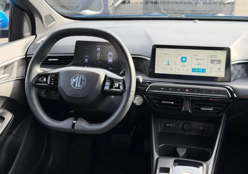 Vue intérieure centrée sur le volant cuir multifonction et l’écran tactile du tableau de bord du MG3 1.5 Hybrid+ 2025.