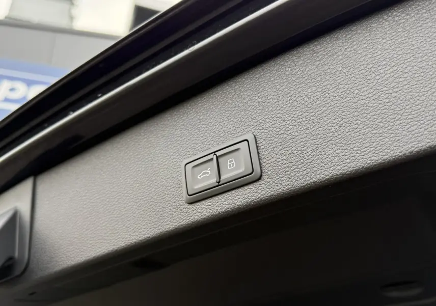 Boutons de commande du hayon électrique et verrouillage sur le hayon intérieur d'un Audi Q2 noir Mythe 2023.