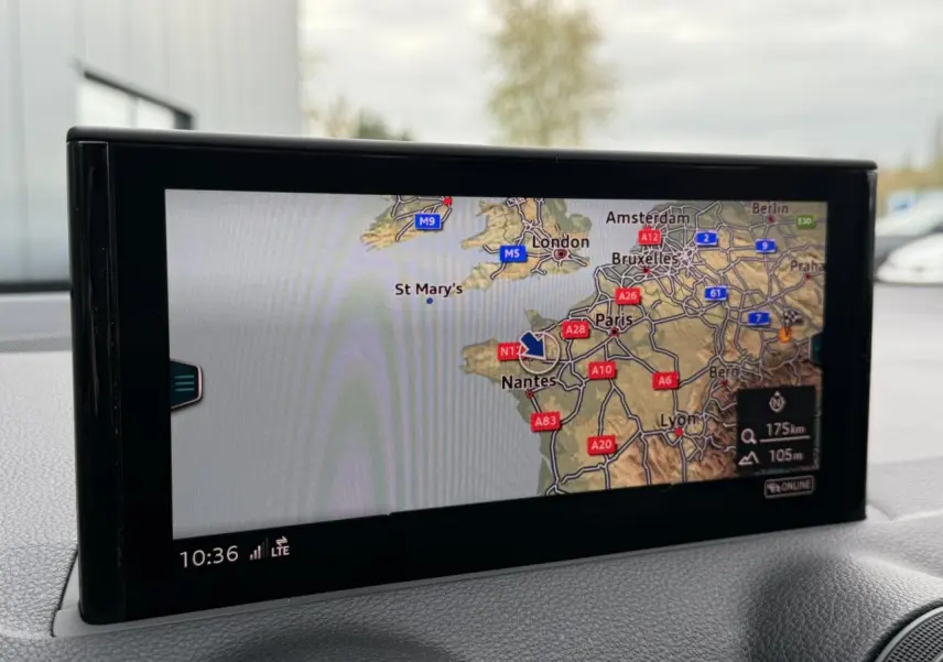 Écran de navigation tactile affichant une carte détaillée de l'ouest de la France dans un Audi Q2 2023.
