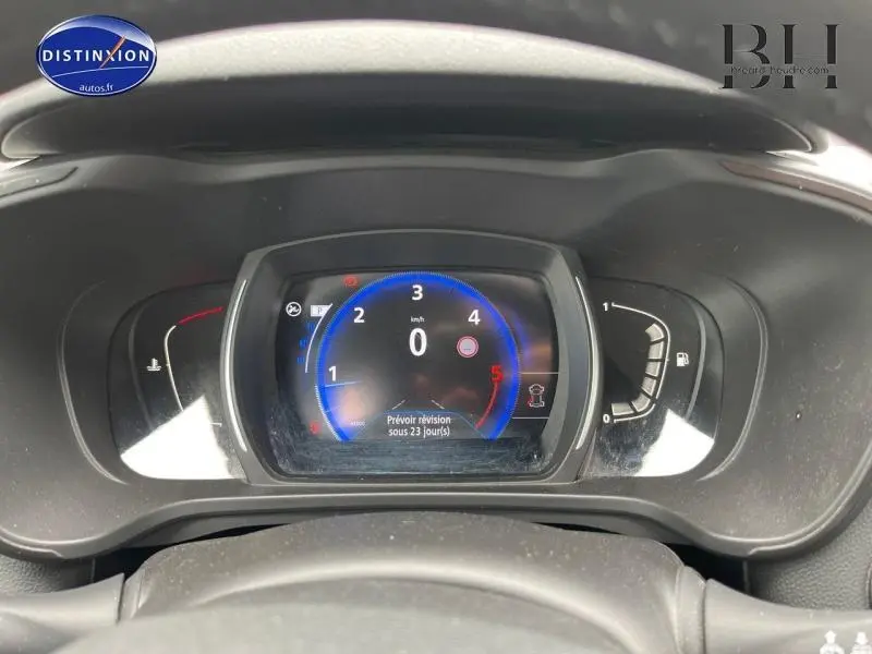 Tableau de bord numérique du Renault Kadjar gris platine 2018, affichant le compteur de vitesse et indicateurs essentiels.