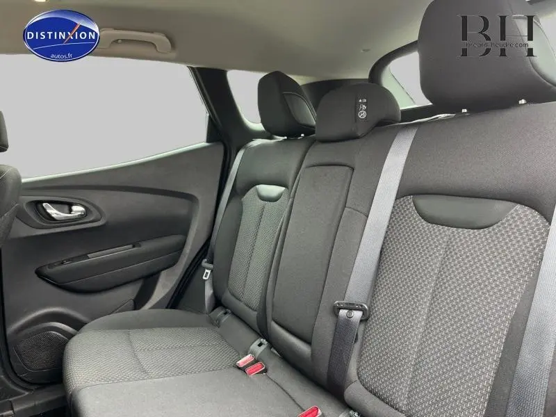 Vue intérieure sur la banquette arrière grise en tissu carbone foncé du Renault Kadjar 2018, avec ceintures et appuie-têtes visibles.