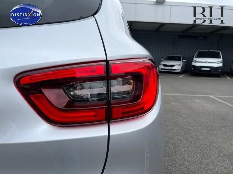 Gros plan sur le feu arrière droit du Renault Kadjar gris platine, soulignant la finition moderne du modèle 2018.