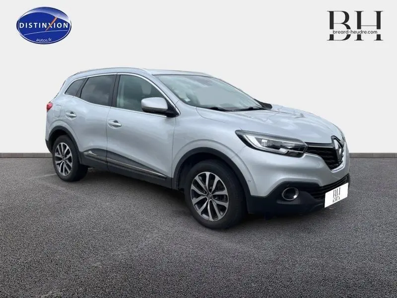 Renault Kadjar gris platine en 3/4 avant droit, avec jantes alu et vitres arrière surteintées.