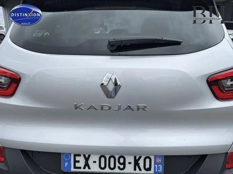 Vue arrière du Renault Kadjar gris platine avec logo et plaque d'immatriculation française visible.