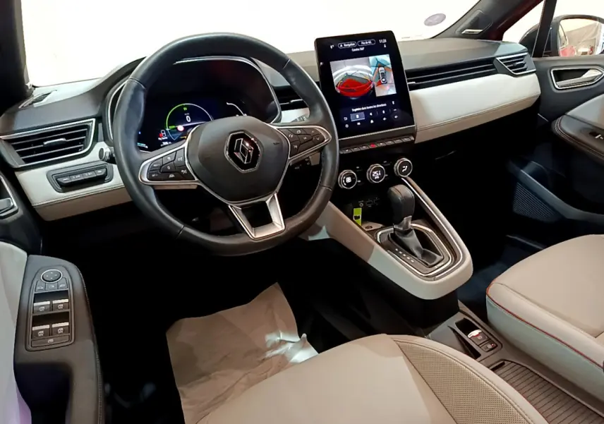 Intérieur Renault Clio Initiale Paris 2021 vu côté conducteur, tableau de bord clair avec écran tactile central.