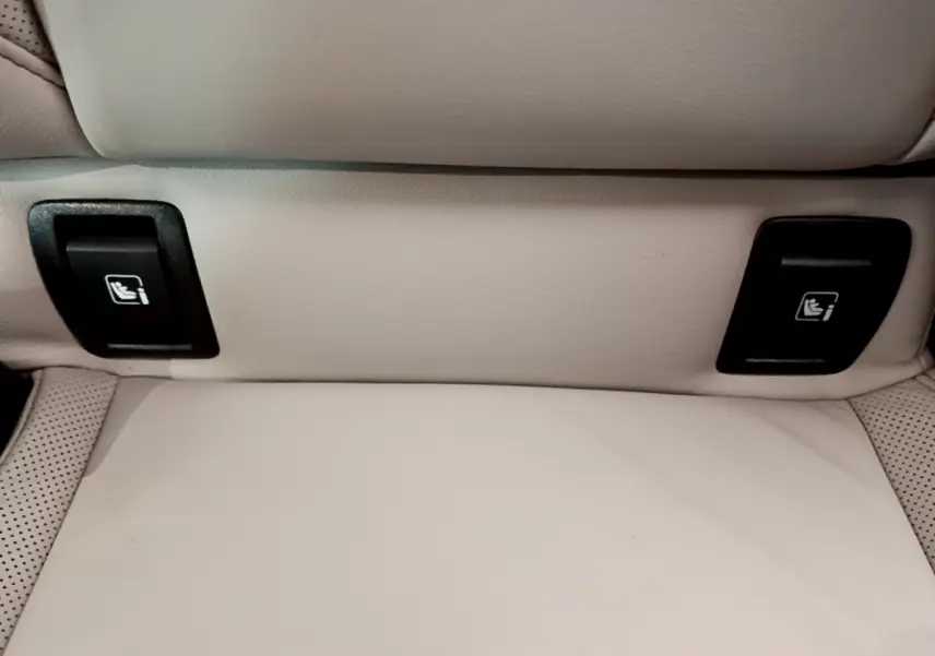 Gros plan sur les attaches Isofix noires intégrées à la banquette arrière en cuir beige clair de la Renault Clio Initiale Paris E-TECH 140 2021.