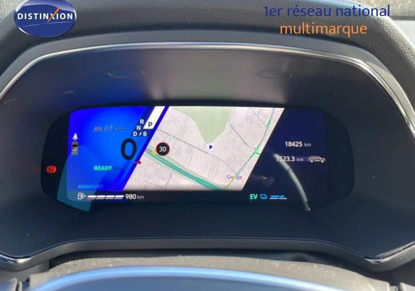 Affichage numérique du tableau de bord de la Renault Symbioz 2025, avec navigation GPS et indicateurs hybrides.