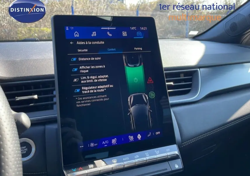 Vue intérieure du tableau de bord de la Renault Symbioz noire, avec écran tactile central affichant les aides à la conduite.
