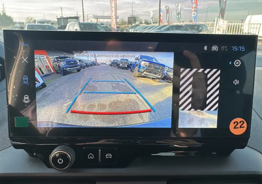 Écran tactile intérieur du Peugeot Rifter 2025 affichant la caméra de recul et l’aide au stationnement.