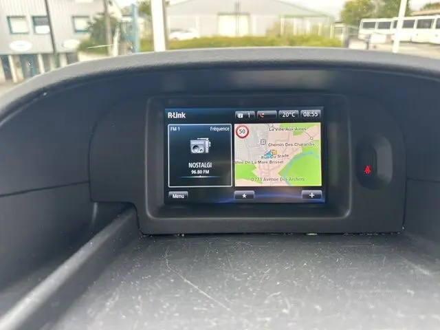 Écran tactile R-Link du tableau de bord du Renault Kangoo 1.5 Blue dCi 95ch, affichant GPS et radio FM.