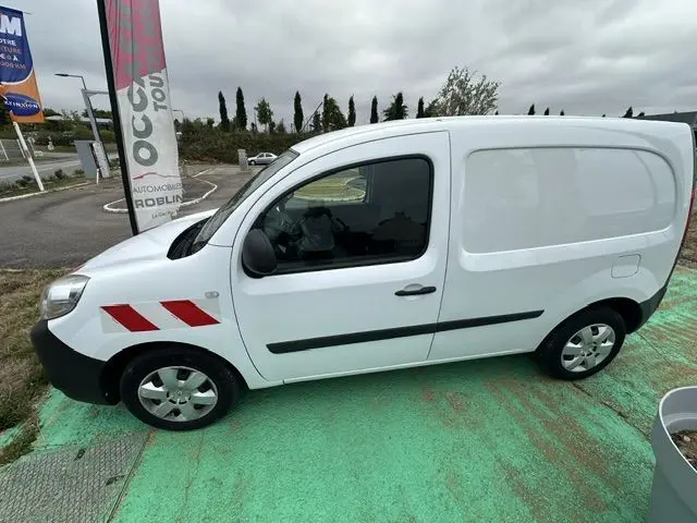 Vue de profil côté gauche du Renault Kangoo blanc de 2020 avec bandes rouges sur l'aile avant et jantes acier.