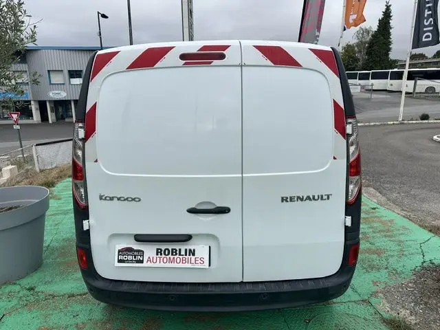 Vue arrière d’un Renault Kangoo blanc 2020 avec marquages rouges de sécurité et plaque d’un concessionnaire.