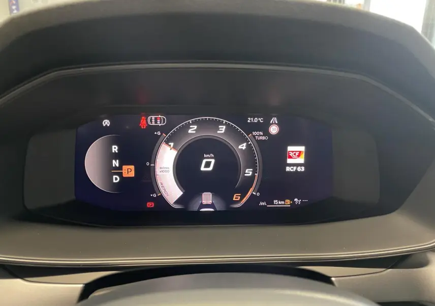 Combiné d'instruments digital du tableau de bord de la CUPRA Leon 2026, affichage vitesse et mode boîte auto.