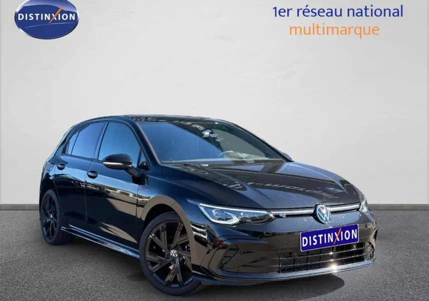 Volkswagen Golf 1.5 eTSI R-Line noir Grenadilla métallisé vue 3/4 avant avec jantes noires et phares LED.