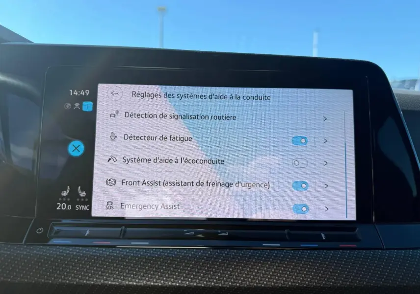 Écran tactile central de la Volkswagen Golf 1.5 eTSI R-Line 2024 affichant les réglages d’aide à la conduite.